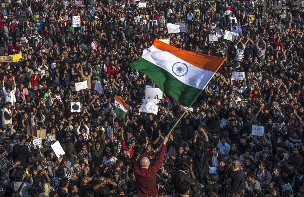 भारतमा पाँच सय तथा एक हजार रूपैयाँका नोटमाथि प्रतिबन्धप्रति दशौँ हजारको विरोध, मोदी संकटमा