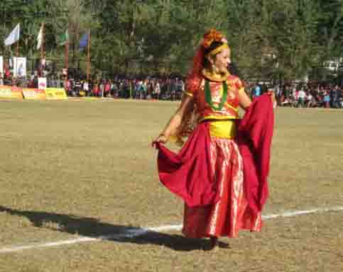 नीलम ढुङ्गाना नृत्य गर्दै