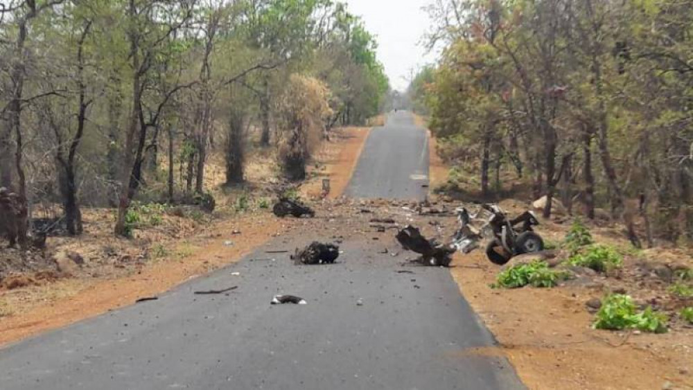 भारतको महाराष्ट्रमा माओवादीको बम आक्रमणमा परी १५ जना सुरक्षाकर्मीको मृत्यु