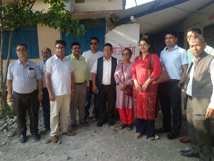 दमक चोकबाट उद्धार गरिएका बृद्धको घर खोजी र उपचारमा सबैको चासो