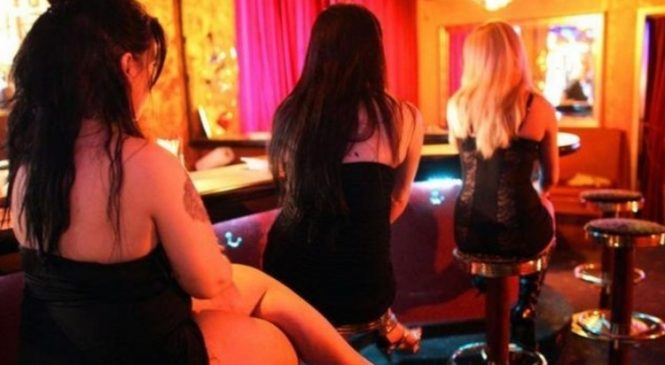 यौन प्यास मेटाउन वेश्यालय छिरेका श्रीमानले आफ्नै श्रीमती भेटेपछि…