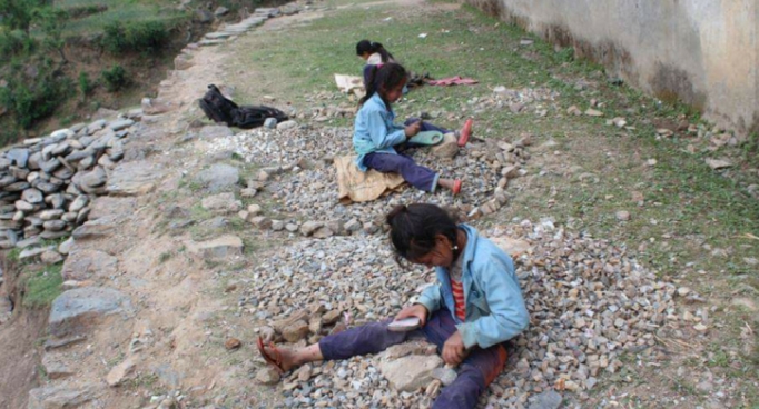 पढाइ खर्च जुटाउन गिट्टी कुट्दै …