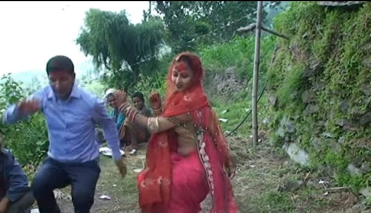 विवाह सकिने बित्तिकै बेहुलासँग बेहुलीले गरिन यस्तो खत्रा डान्स (भिडियो सहित)