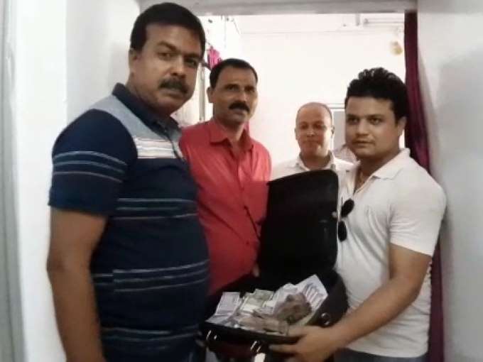 भ्रष्ट इन्जिनियरको पलङमुनिबाट २ करोड ५० लाख रूपैयाँ बरामद