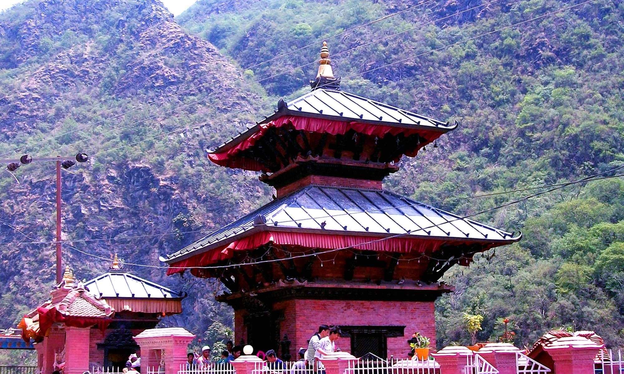 देवी लाई छल्न खोज्दा सुपा देउरालीमा यसरी लाहुरे पहरोमा टाँसिएका दिए