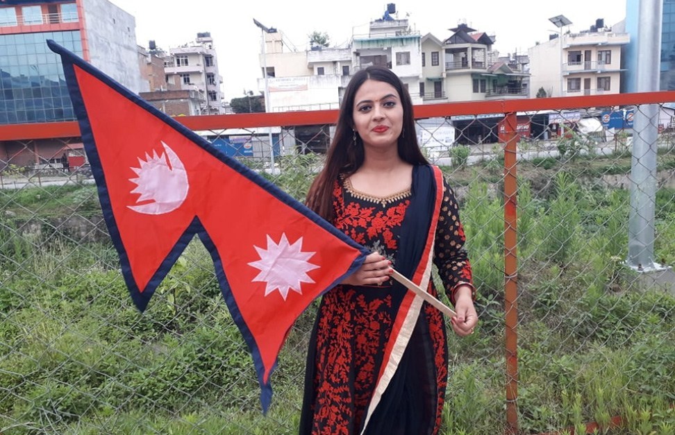 नेपाली झण्डा बोकेर उभिएकी यी युबती को हुन् ? (हेर्नुहोस् भिडियो)