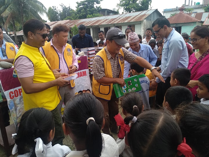 लायन्स क्लव अफ दमक स्टर्न लायन र गोल्डद्धारा ६ हजारभन्दा बढि कापी वितरण