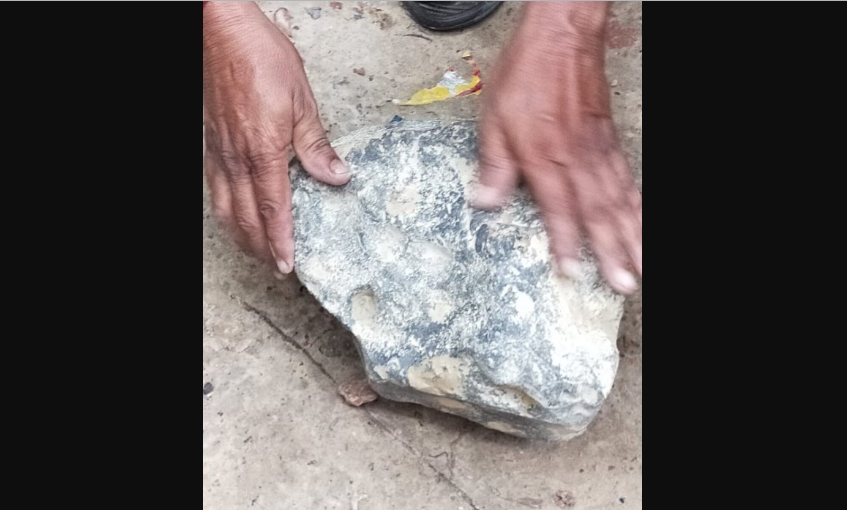 धुँवाको मुस्लो सहित आकाशबाट ढुंगा झरेपछि हेर्नेको भिड