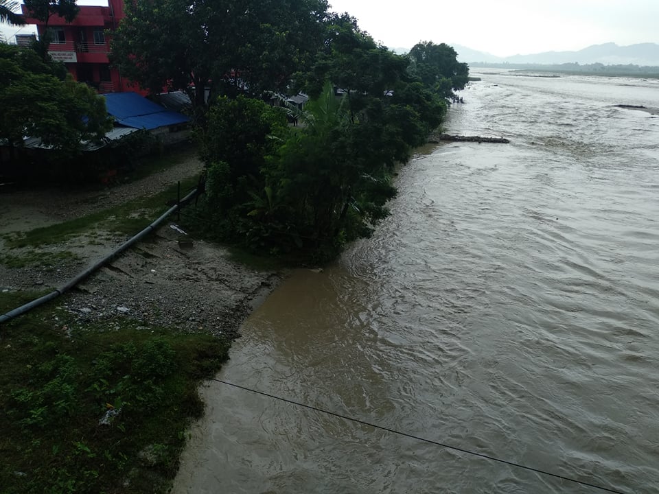 दमकको रतुवा खोलामा पानीको वहाव बढ्यो