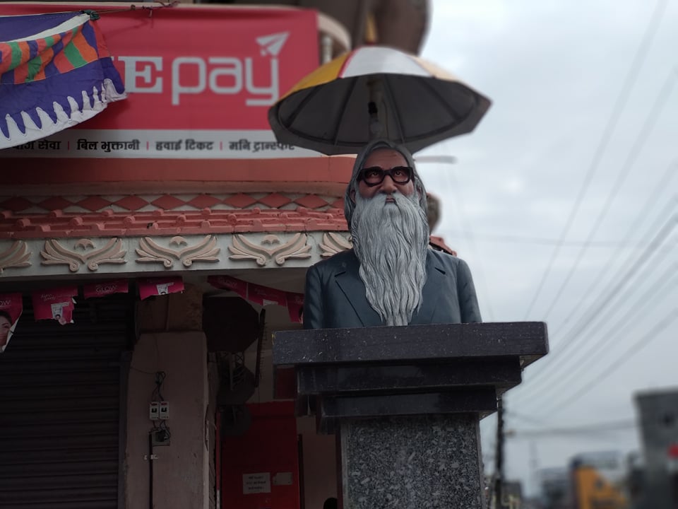 दमकमा कवि शिरोमणी लेखनाथ पौड्यालको शालिक ठडियो