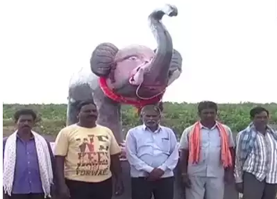 खेतमा हात्तीको मूर्ति राखियो, आखिर किन ?