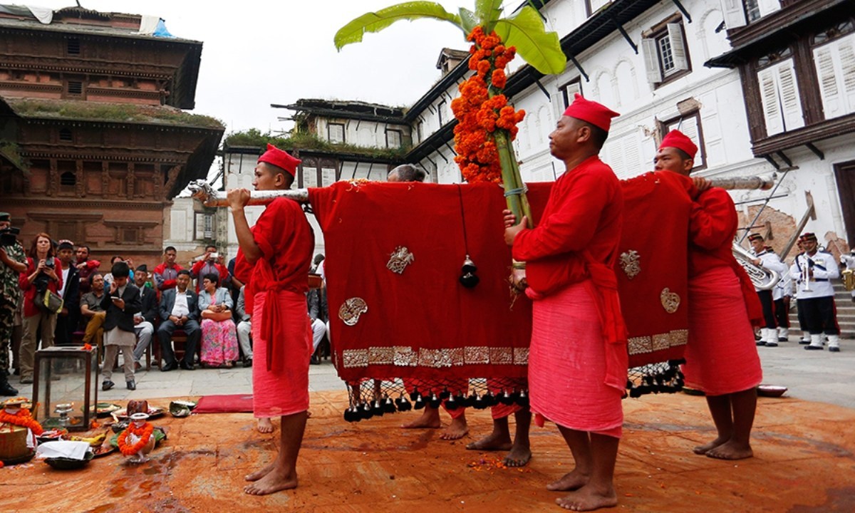 आज दशैँ घरमा फूलपाती भित्र्याइँदै