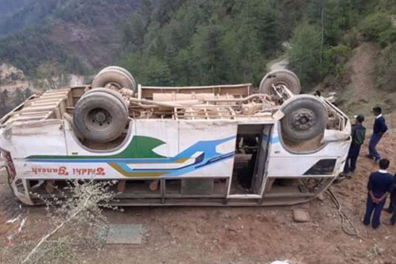 सर्लाहीमा यात्रु बस पल्टिदा,दुईको मृत्यु १९ जना घाइते