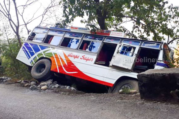 पिकनिक लागि दमकबाट इलाम हिँडेको वस दुर्घटना,१३ जना घाइते
