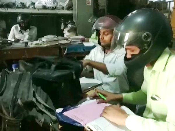 यस कार्यालयका कर्मचारी हेल्मेट लगाएर काम गर्छन्, कारण यस्तो