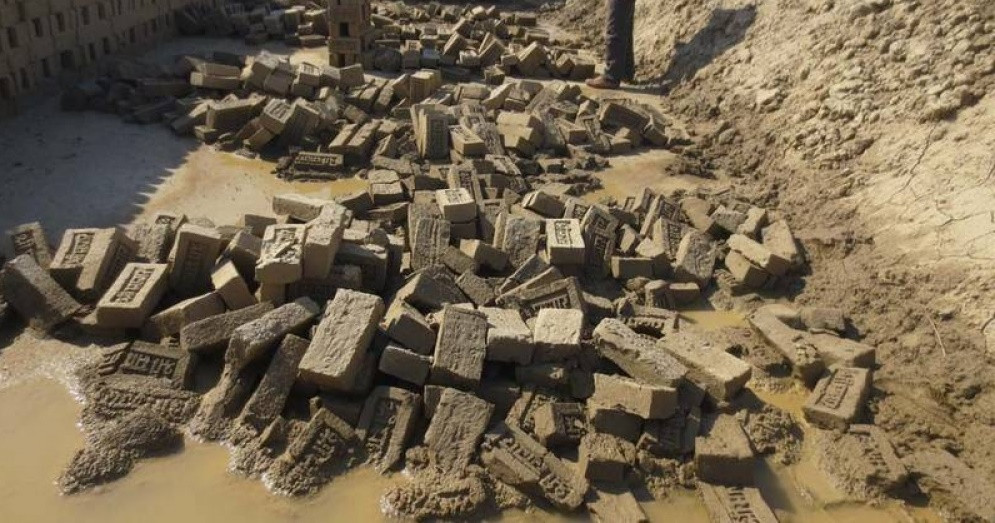 वर्षाले बिग्रियाे नौ करोडका इँटा