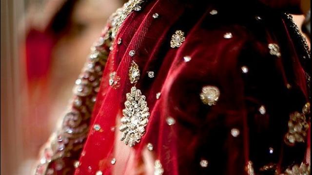 तीन बच्चाकी आमाले मरेका प्रेमीको तस्वीरसँग विवाह गर्ने !