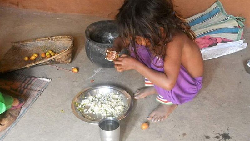 भारतमा गरीबीलाई उजागर गर्ने कारुणिक तस्वीर, गतिलो खानेकुरा पाएकी छैनन् यी बालिकाले