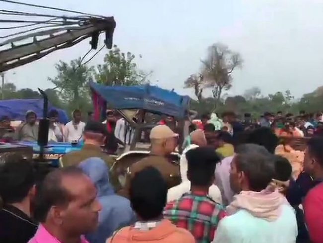प्रहरी चौकी छेउमै कार र ट्याक्टर ठोक्किँदा ११ को मृत्यु, चार घाइते