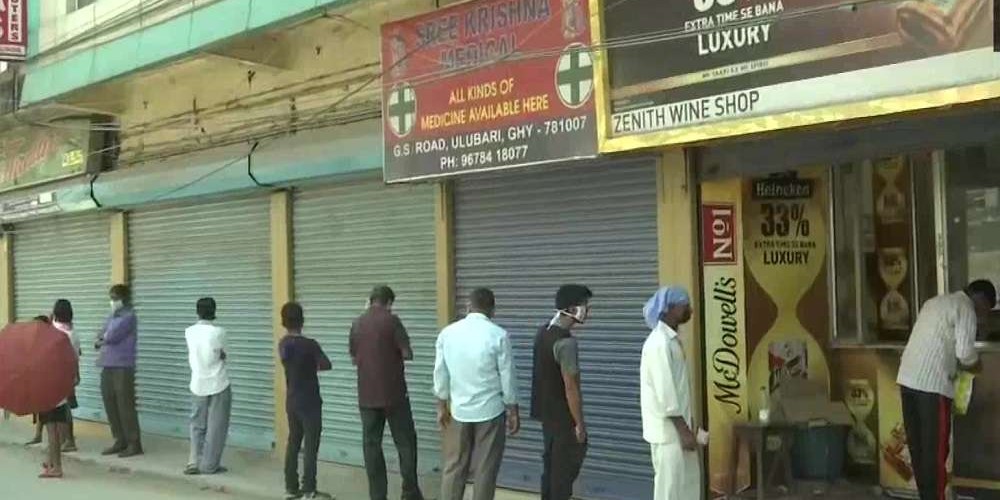 रक्सी खरिद गर्नेको लाइन एक किलोमिटर परसम्म (भिडियो)