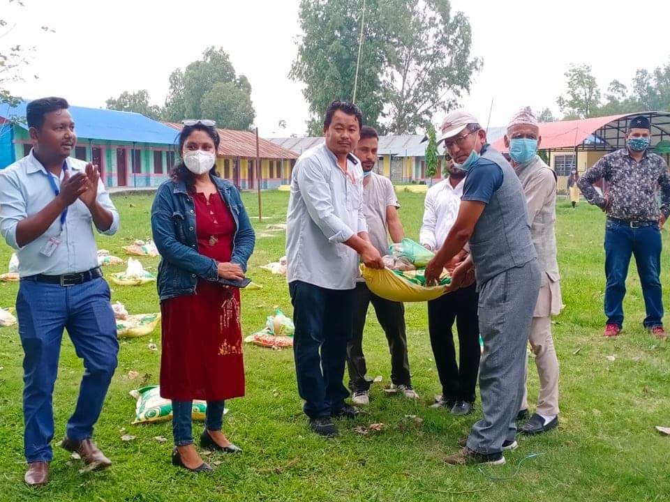 दमक एकता क्लबले दियो ३५ परिवारलाई राहत