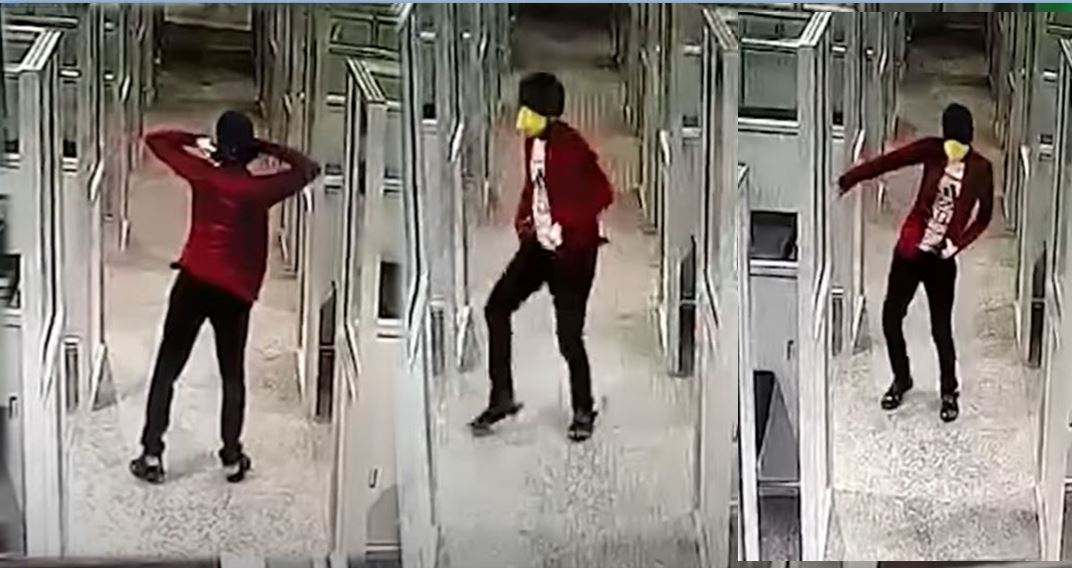 सिंगो अस्पतालमा एक्लै परेका कोरोना संक्रमित रुपेन्दहीका युवा आफुलाई बोर लागेपछि गित बजाउन लगाएर यसरि गर्छन् डान्स (भिडीयोसहित)