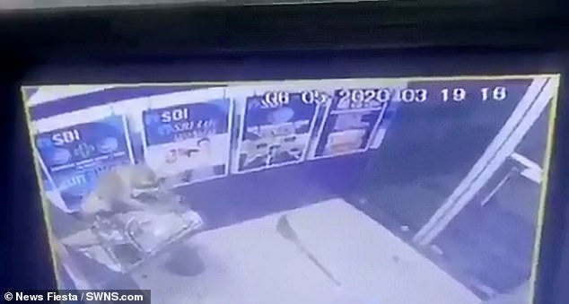 भारतमा बाँदरले ‘लुट्यो’ बैंक (भिडियो)