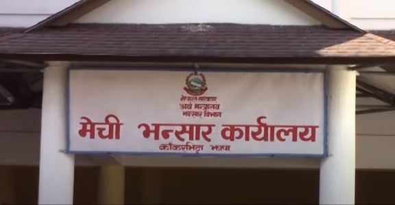 ट्रक अलैँची र चिया मेची पुलमा अलपत्र