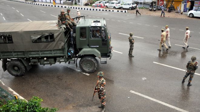 कश्मीरमा लगाइयो कर्फ्यु : विरोधकर्ताहरूले भोलि कालो दिन मनाउने