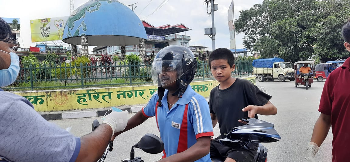 दमकमा पहिलो पाईलाले बाँढ्यो मास्क