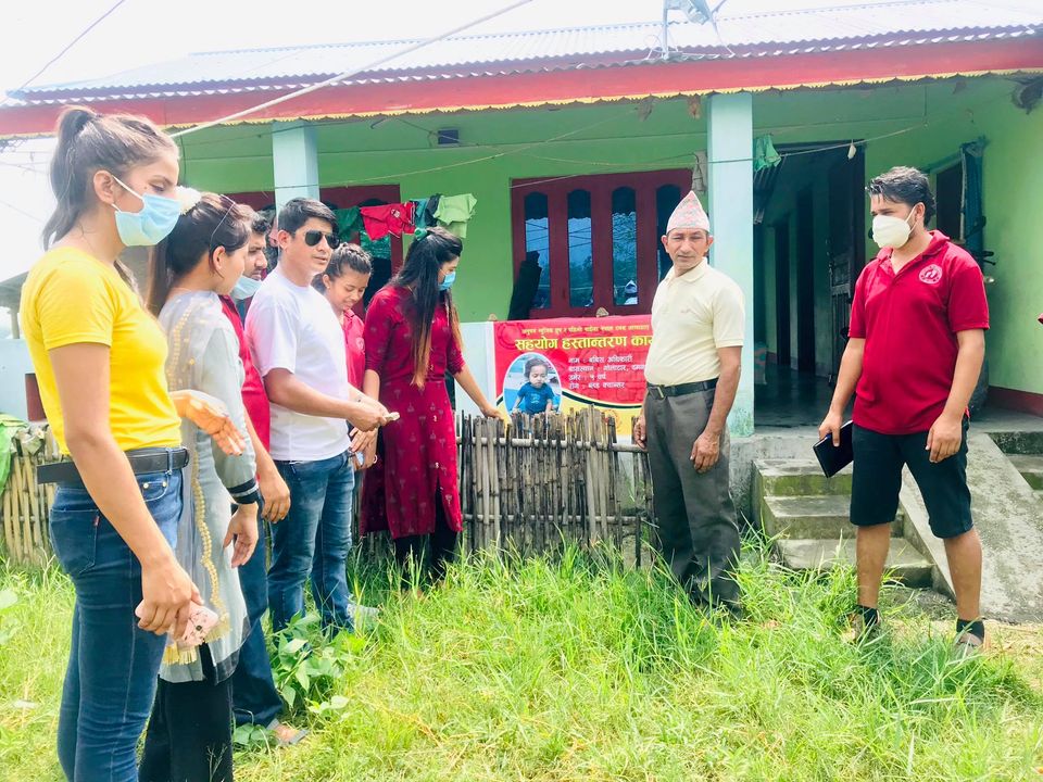 पहिलो पाइला र अनुपन सांगीतिक समूहद्धारा दमकका ब्लड क्यानसर पिडित बालकलाई ३५ हजार बढी सहयोग