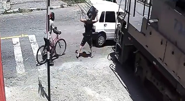 ट्य्राकमा अड्किएको कारमा ठोकियो ट्रेन, कारचालक घाइते (भिडियो)