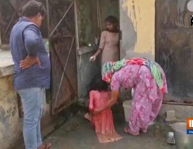 यी महिलालाई पतिले डेढ वर्षसम्म थुने शौचालयमा, गरियो उद्धार (भिडियो)
