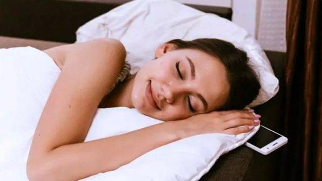 मोबाइल सिरानी छेउ राखेर सुत्दा हुनसक्छ क्यान्सर !