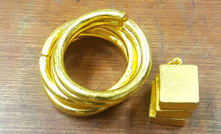 सुनको मूल्यमा सामान्य गिरावट, चाँदीको स्थिर
