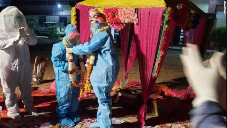 कोरोनाले रोकेन बिहे – पीपीई लगाएरै बेहुला बेहुली तयार