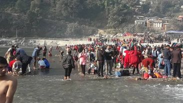 तीन लाख भक्तजनले देवघाटमा स्नान गरे