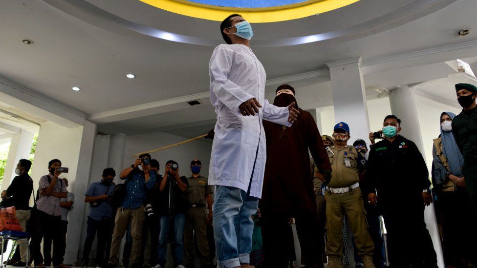 इन्डोनेसियाः यौन सम्बन्ध राखेको भन्दै दुई पुरुषलाई सार्वजनिक रुपमा कोर्रा हानियो