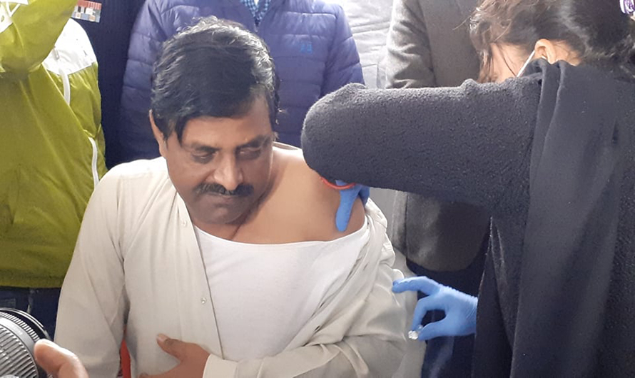 आन्तरिक मामिला तथा कानुन मन्त्री यादवले लगाए पहिलो खोप