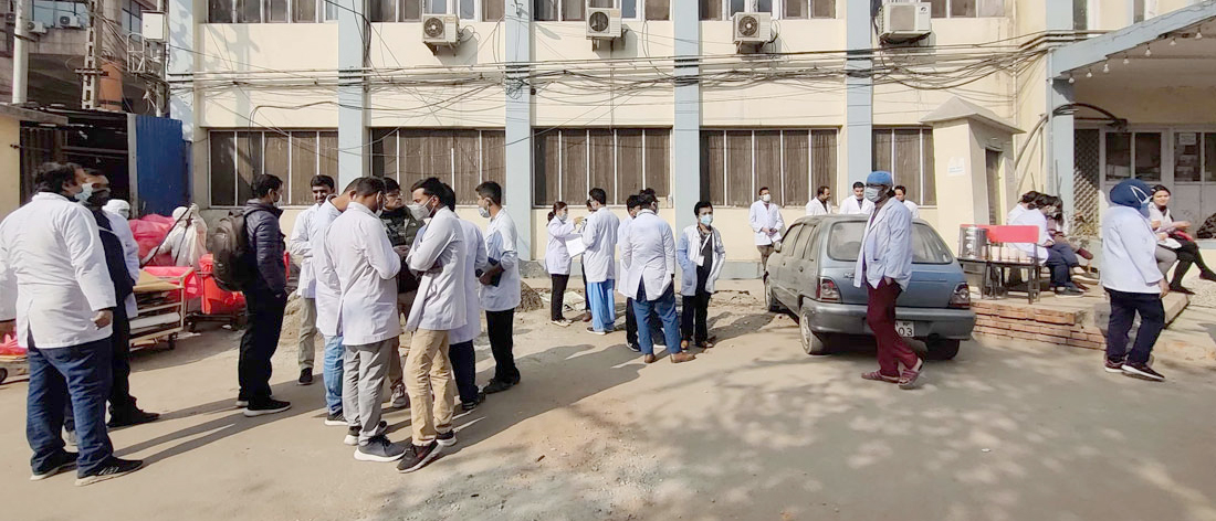 जोखिम भत्ता नपाएको भन्दै वीरका चिकित्सक धर्नामा,