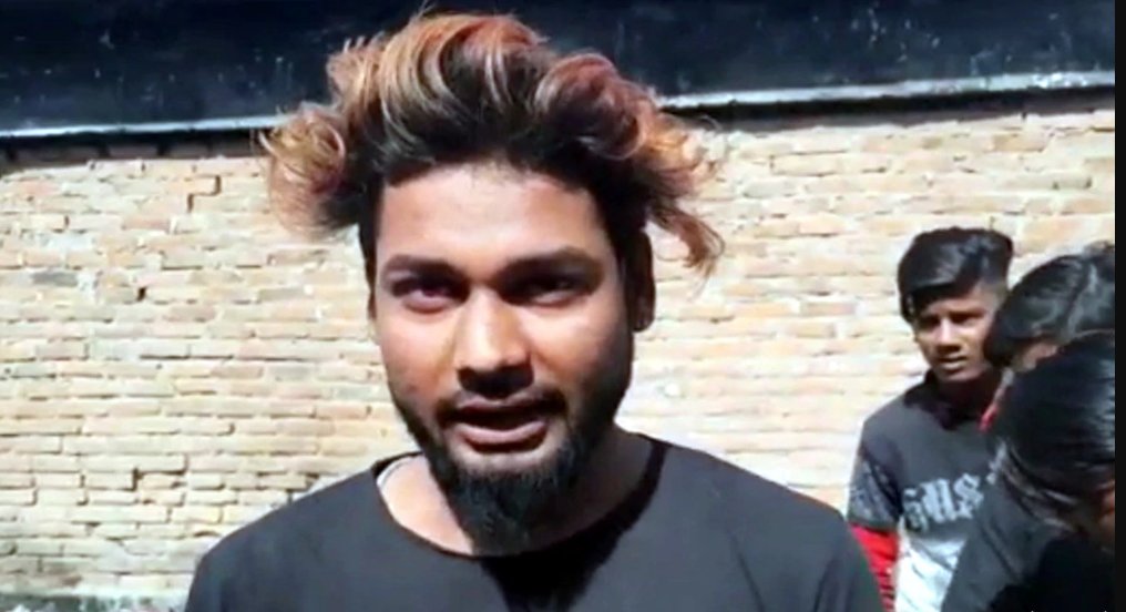 चिसोबाट बच्नका लागि पाँच सयका नोटहरु बालेर आगो ताप्ने यी व्यक्ति
