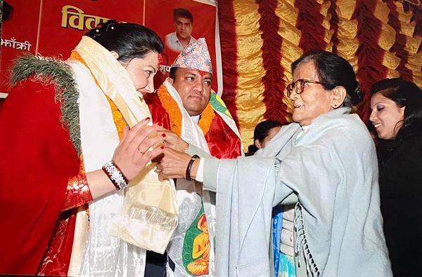 आज ११औँ वैवाहिक वर्षगाँठमा झाक्रीलाई केपीको उपहार