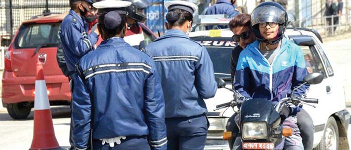 काठमाडौका सडकमा यस्तो किन गर्दैछ प्रहरी ? एकै पटक १७ सय भन्दा बढी कारवाहीमा