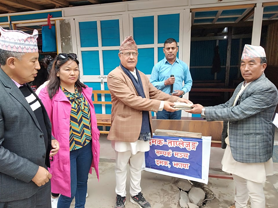 अग्नीपीडितलाई दमक –ताप्लेजुङ सम्पर्क मञ्चको नगद २ लाख ११ हजार राहत