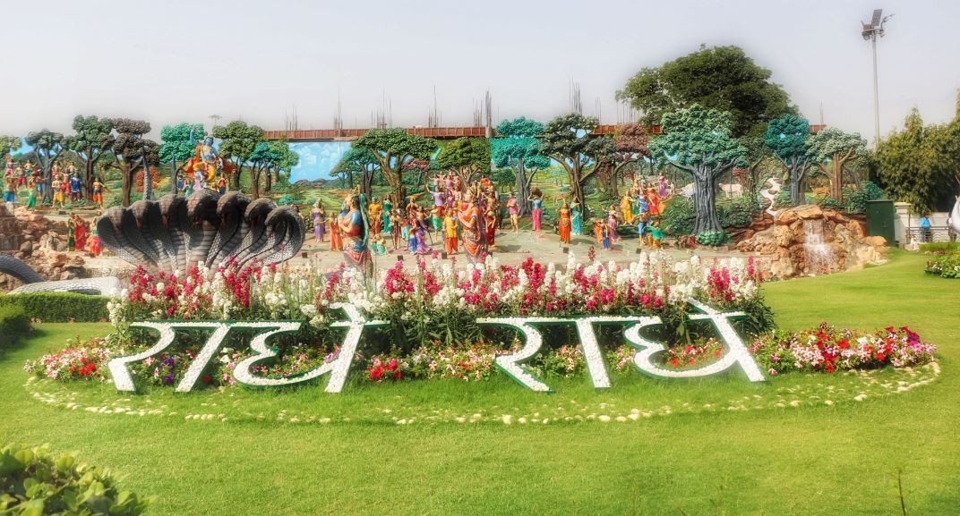 प्रेम मन्दिरको मनै लोभ्याउने दृश्य, जहाँ लेखिएको छ राधे राधे