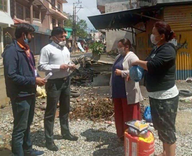 महामारीमा विपन्न समुदायले पाए राहत, भन्छन् - 'भगवान् आएझैँ भयो'