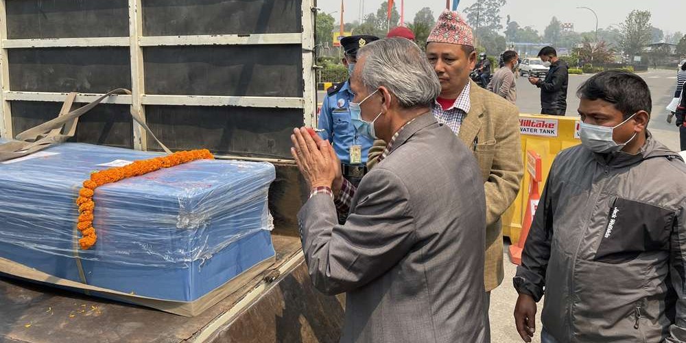 मलेसियाबाटै एकैदिन ल्याइयो १२ शव,नेपालीको शव बुझ्न जाँदा भावुक भए बाबुराम