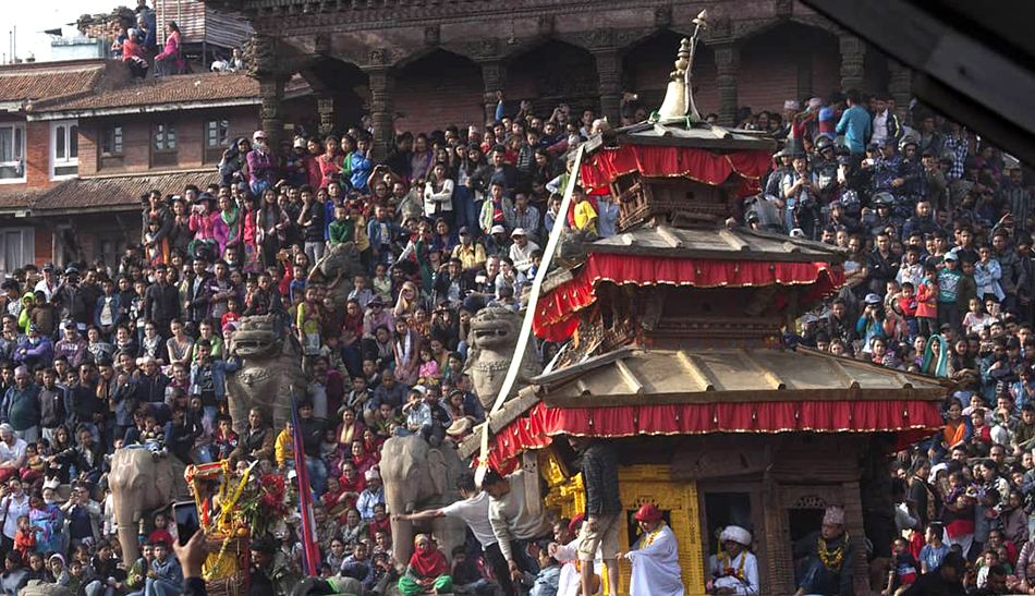 भक्तपुर र थिमि बन्यो जात्रामय, बिस्का जात्रामा हजारौँको भीड(तस्बिरसहित)