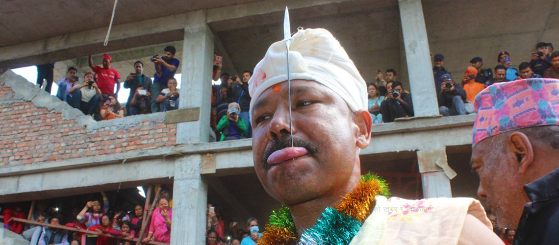 बोडेमा जात्रा नरोकिने, आठौँ पटक बुद्धकृष्णले जिब्रो छेड्ने