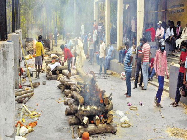 भारतको राँचीमा घाटमा ठाउँ छैन शवलाई बाटोमै जलाइँदै
